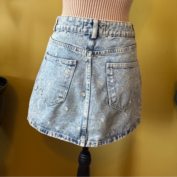 Light Wash Daisy Embroidered Denim Skirt - Women - Picture 3 of 5